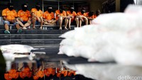 Para tersangka dihadirkan dalam jumpa pers dengan memakai penutup kepala. Mereka juga memakai baju tahanan.