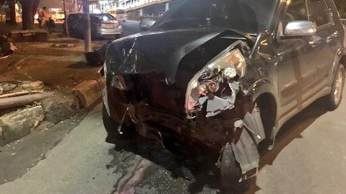 Terlibat Kecelakaan di Perempatan Kuningan, Toyota Rush dan Taksi Ringsek