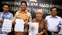 Komnas HAM dan pengacara warga Dadap Tigor Hutapea (kiri) menunjukan bukti kepemilikan tanah secara legal warga Dadap, Kosambi Tangerang.