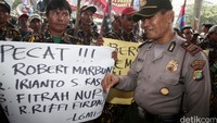 Massa tersebut menyuarakan aspirasi terhadap maraknya praktek KKN di Direktorat Penyediaan Perumahan Kementrian PUPERA. 