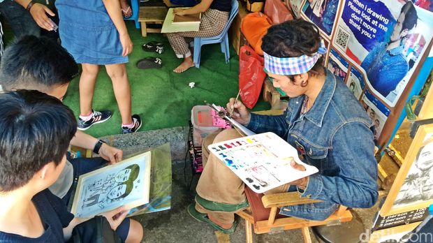 Chatuchak adalah pasar akhir pekan paling populer di Bangkok. Pasar itu selalu ramai oleh wisatawan mancanegara dan lokal.