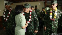 Para keluarga memberikan cium dan pelukan hangat kepada ayah dan suami yang telah kembali usai melakukan Lomba. 