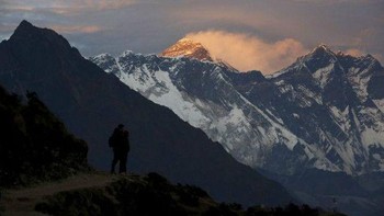 Mencair dan menipisnya lapisan es di Gunung Everest membuat mayat-mayat pendaki yang sebelumnya terkubur di dalam es menjadi terlihat. Foto: BBC Magazine