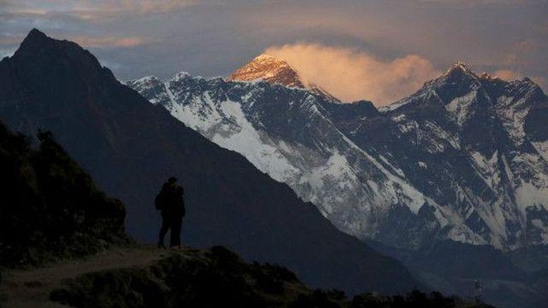 Puluhan pendaki sakit di puncak Gunung Everest