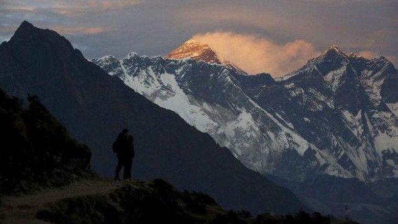 Puluhan pendaki sakit di puncak Gunung Everest Puluhan pendaki sakit di puncak Gunung Everest