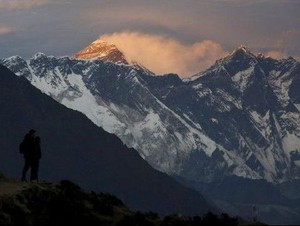 Pertama! Pria Ini Pionir Turun dari Puncak Gunung Everest dengan Paralayang