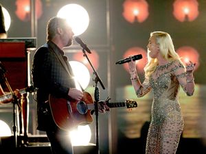 Gwen Stefani Superseksi Tampil Bareng Blake Shelton