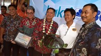 Kepala Kantor Wilayah VII BCA Malang Djoko Rosmiatun menunjukkan penyu di sela-sela peresmian Desa Wisata Taman Sari. Ist/BCA.