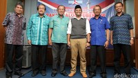 Idrus foto bersama tim penjaringan Partai Demokrat.