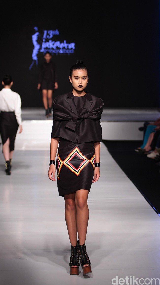 Diniira Jalinan Lungsi Pakan Jakarta Fashion & Food Festival 2016 at Hotel harris. Kelapa Gading. Jakarta. [Foto: Mohammad Abduh/Wolipop]