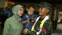 Suasana hangat terasa saat para prajurit kembali berkumpul kembali dengan keluarga tercinta.