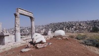 Salah satu yang paling menarik di Citadel adalah Kuil Hercules. Tampak pecahan tangan Hercules berlatar Kota Amman (Madin/detikTravel)