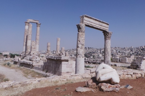 Sederet wisata Amman mulai dari kawasan Amman Citadel, dengan terdapat Kuil Hercules, teater Roma, sampai gereja bizantium abad ke 6, sampai sisa-sisa bangunan masjid dan ruang tunggu para khalifah. (dok. detikcom) Sederet wisata Amman mulai dari kawasan Amman Citadel, dengan terdapat Kuil Hercules, teater Roma, sampai gereja bizantium abad ke 6, sampai sisa-sisa bangunan masjid dan ruang tunggu para khalifah. (dok. detikcom)