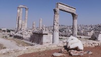 Sederet wisata Amman mulai dari kawasan Amman Citadel, dengan terdapat Kuil Hercules, teater Roma, sampai gereja bizantium abad ke 6, sampai sisa-sisa bangunan masjid dan ruang tunggu para khalifah. (dok. detikcom)