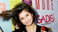 Ia tampak cantik tersenyum saat di depan kamera. Pool/Gus Mun/detikFoto.
