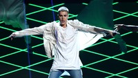 Justin Bieber tampil dengan rambut botaknya membawakan lagu Company dan Sorry. Kevin Winter/Getty Images/detikFoto.