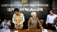  (Kiri-kanan) Pengacara warga dari LBH Jakarta Tigor Hutapea, Komisioner Komnas HAM Imadudin Rahmat, Komisioner Komnas HAM Imadudin Roichatul Aswidah, dan Kepala Biro Dukungan Penegakan HAM Komnas HAM Johan Efendi memberikan keterangan pers di Kantor Komnas HAM, Jakarta.