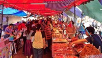 Para pengunjung berburu aneka kuliner khas Negeri Gajah Putih itu.
