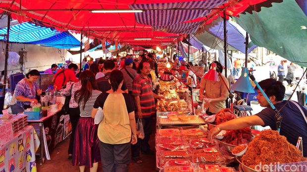 Makanan-makanan lezat pun ada di sini