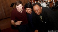 Joey tampil bersama dua orang musisi luar negeri yakni Jeff Watts dan Dan Chmielinski. Pool/Gus Mun/detikFoto