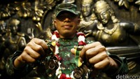 Prajurit TNI AD, Letda Appolta Siahaan menunjukan medalio yang diperoleh dalam perlombaan tersebut.