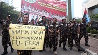 Massa tersebut tergabung dalam Lembaga Muda Garuda Indonesia (LGMI) dan Komunitas Pemuda Anti Korupsi (KOMPAK).