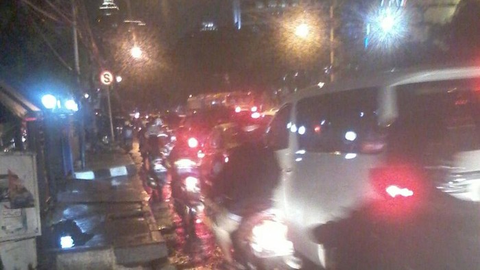 Genangan di Depan Gandaria City Surut, Lalu Lintas Padat Merayap