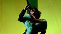 Penuh dengan nuansa hijau, Rihanna tampil dengan vokal prima di lagu Love on the Brain. Kevin Winter/Getty Images/detikFoto.