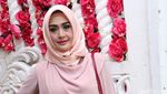 Gaya Elma Theana dan Eddies Adelia dengan Hijab Pastel