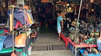 Tak hanya kuliner, Chatuchak juga menjajakan aneka kerajinan lokal.