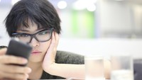 Seseorang yang telah kecanduan ponsel akan lebih mudah kehilangan fokus ketika berinteraksi dengan orang lain. Sebentar saja ponsel dimatikan, muncul gejala yang disebut Fear of Missing Out (FOMO) yang membuat seseorang jadi lebih gelisah. Foto: Thinkstock