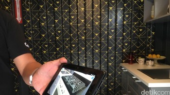 Project Tango dari Google digadang-gadang teknologi mumpuni untuk mengakrabkan orang dengan teknologi Augmented Reality atau AR. Tapi sistem tiga kameranya dinilai ribet dan ujung-ujungnya hanya diterapkan di dua smartphone, Lenovo Phab 2 Pro dan Asus Zenfone AR. Akhirnya belum lama ini, Google resmi mematikan proyek Project Tango. Foto: detikINET/Achmad Rouzni Noor II