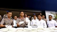 Kapolda Metro Jaya Irjen Pol Moechgiyarto menggelar barang bukti sabu di kantornya, Senin (23/5/2016).