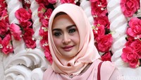 Eddies memang kerap tampil dengan busana berwarna pink. Pool/Palevi S/detikFoto.
