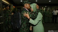 Hadir pula di lokasi penyambutan istri dari para penembak TNI AD tersebut. Selain itu perwakilan dari PT Pindad juga tampak di lokasi.