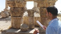 Pemandu wisata memberi penjelasan kepada wisatawan. Di situs Amman Citadel ada reruntuhan Yunani, Romawi sampai peradaban Islam (Madin/detikTravel)