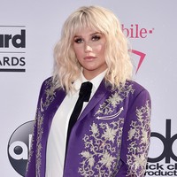 Di tengah kesibukannya sebagai seorang penyanyi, Kesha ingin tampil prima. Pelantun Tik Tok itu bahkan minum air kencingnya sendiri. Aku berharap aku tidak minum kencing, tapi aku senang melakukannya, kata Kesha kepada MTV News. Foto: David Becker/Getty Images