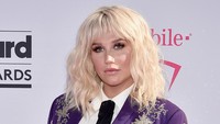 Kebiasaan aneh juga dimiliki Kesha yang sering meminum air kencingnya sendiri. Foto: David Becker/Getty Images