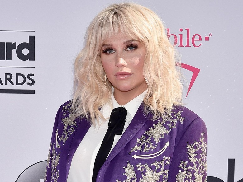 Kesha Batalkan Konser karena Cidera Lutut Kesha Batalkan Konser karena Cidera Lutut