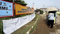 Kawasan Villa Nusa Indah ini memang berbatasan dengan wilayah Bekasi. Saat banjir lalu, warga yang masuk kawasan Pemkot Bekasi mudah dan cepat mendapat bantuan. Berbeda dengan yang di wilayah Bogor, warga mengaku lambat mendapat penanganan.