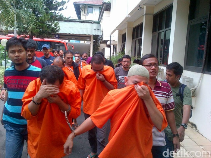 Dilimpahkan ke Kejaksaan, Tersangka Sabu 97 Kg Lambaikan Tangan dan Tepuk Dada