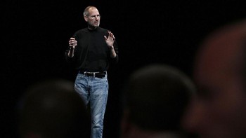 Steve Jobs . Mendiang Steve Jobs dikenal dengan penampilannya yang ikonik mengenakan kaus lengan panjang berkerah turtle neck. Tampilan ini dilengkapi dengan celana jeans dan sneakers putih. Gaya santai mantan CEO Apple ini tetap diingat hingga kini. Foto: Foto: Getty Images