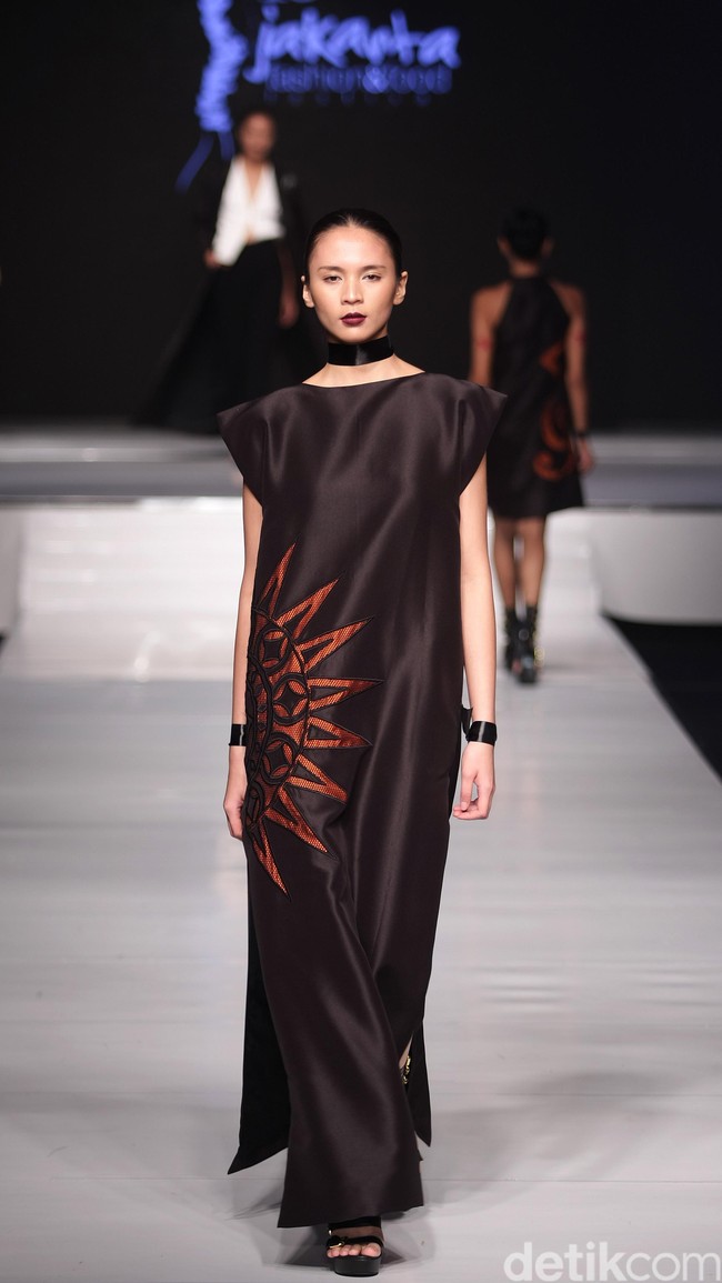 Diniira Jalinan Lungsi Pakan Jakarta Fashion & Food Festival 2016 at Hotel harris. Kelapa Gading. Jakarta. [Foto: Mohammad Abduh/Wolipop]