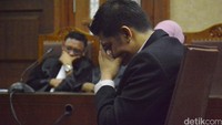 Abdul Khoir tertunduk usai dituntut 2,5 tahun penjara.