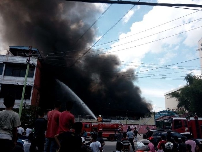 Restoran Pujasera di Pekanbaru Terbakar Hebat, Pengunjung Berhamburan