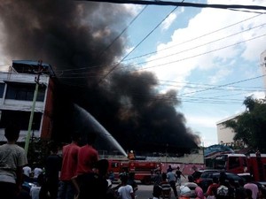 Restoran Pujasera di Pekanbaru Terbakar Hebat, Pengunjung Berhamburan