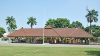 Di sisi timur alun-alun, disediakan tempat khusus untuk PKL. PKL yang dulu semrawut kini bisa berjualan tanpa menganggu keindahan (Muhajir/detikTravel)