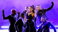 Ariana Grande terlihat manis dengan menunjukan suara merdunya saat membawakan Dangerous Woman dan berubah energik di lagu Into You. Kevin Winter/Getty Images/detikFoto.