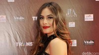 Valerie Thomas memang berbeda dari artis seusianya. Foto: Noel/detikHOT