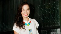 Vonny tampil dibalut kemeja putih dan rok floral warna-warni. Pool/Gus Mun/detikFoto.